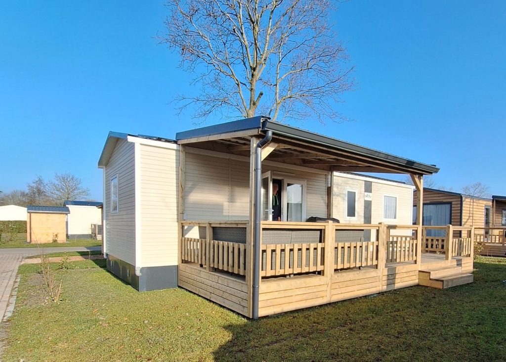 Ein Mobilheim mit Veranda und Terrasse in ruhiger, naturnaher Lage.