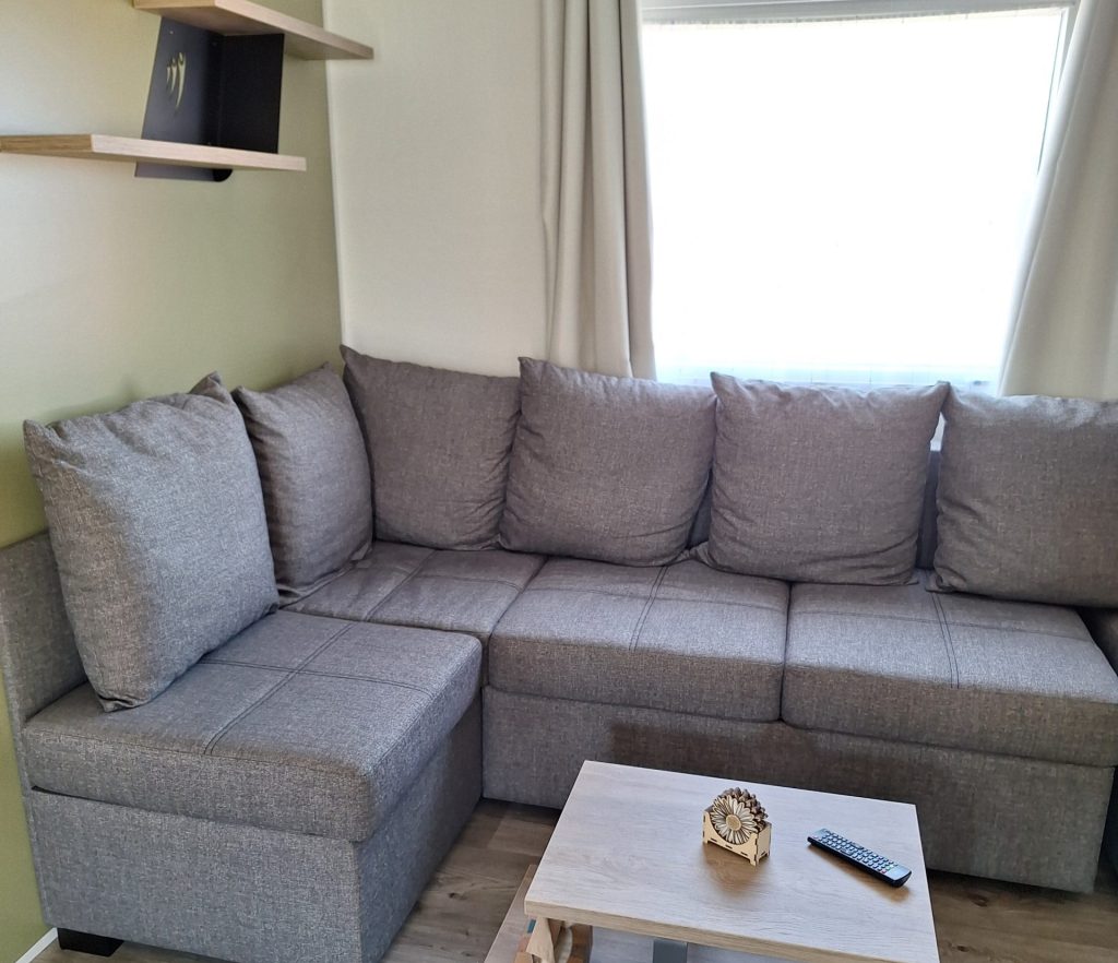 Ein gemütliches Wohnzimmer mit Sofa und Couchtisch, die zum Entspannen und geselligen Beisammensein einladen.