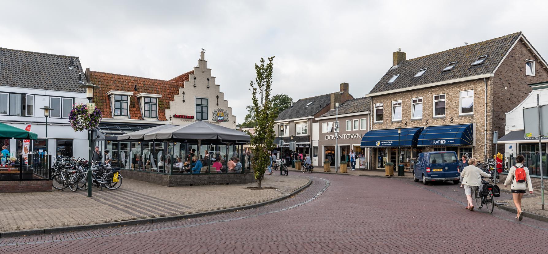 Menschen, die tagsüber am Strand spazieren gehen